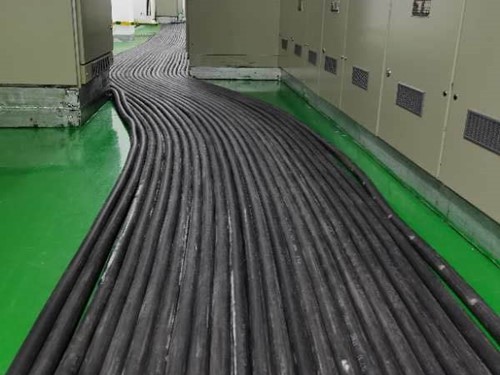 安宁如何根据理论计算公式计算温度对特定电压测量结果的影响？